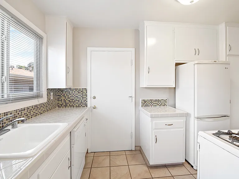 Laurelwood Apartments — Photo 9