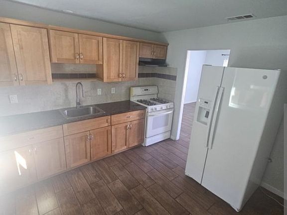 3rd image of 1512 Orlando Way #B