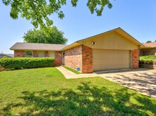 1004 NW 25th St, Moore, OK 73160