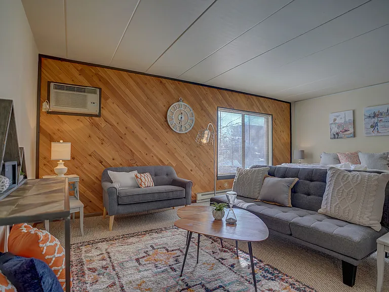 Inez Apartments — Photo 2