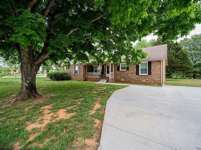 2594 Exeter Dr — Photo 1