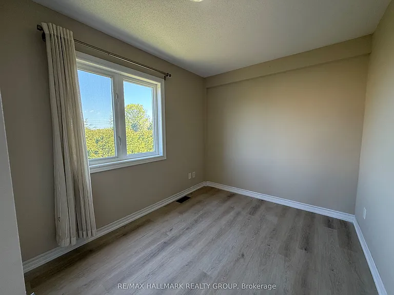 1158 Tischart Cres — Photo 16