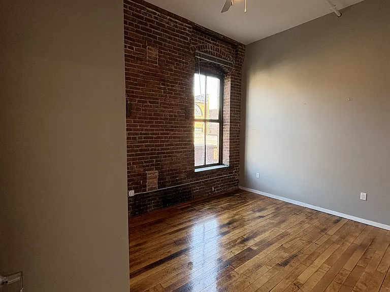 116 N 5th St #205 — Photo 4