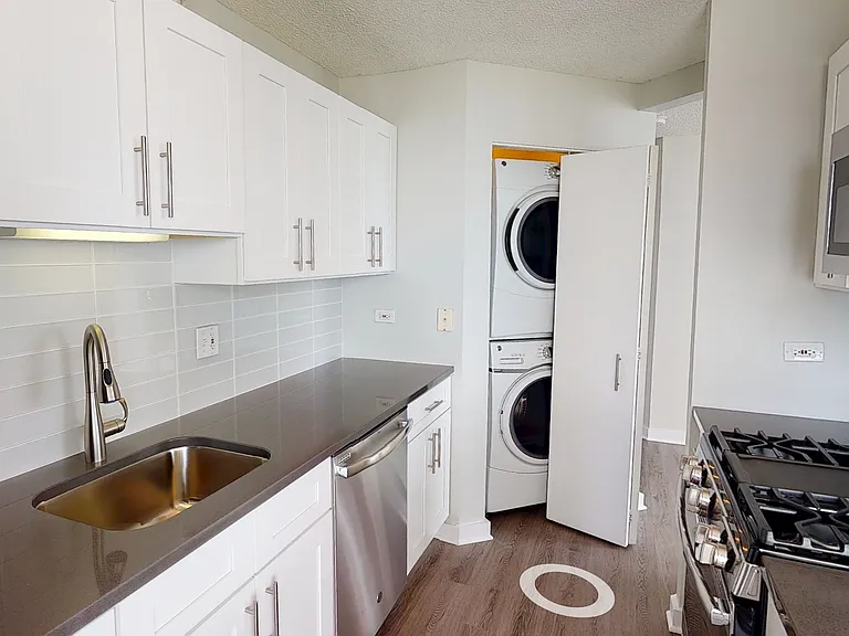 6 W Grand Ave #2201 — Photo 2
