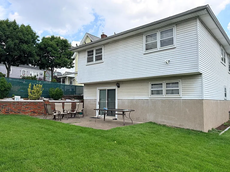 566 Anderson Ave — Photo 8