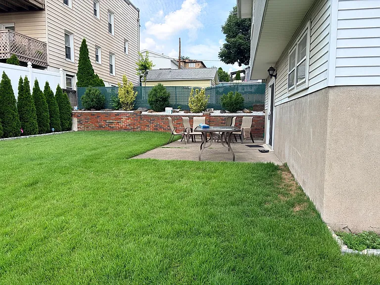 566 Anderson Ave — Photo 9