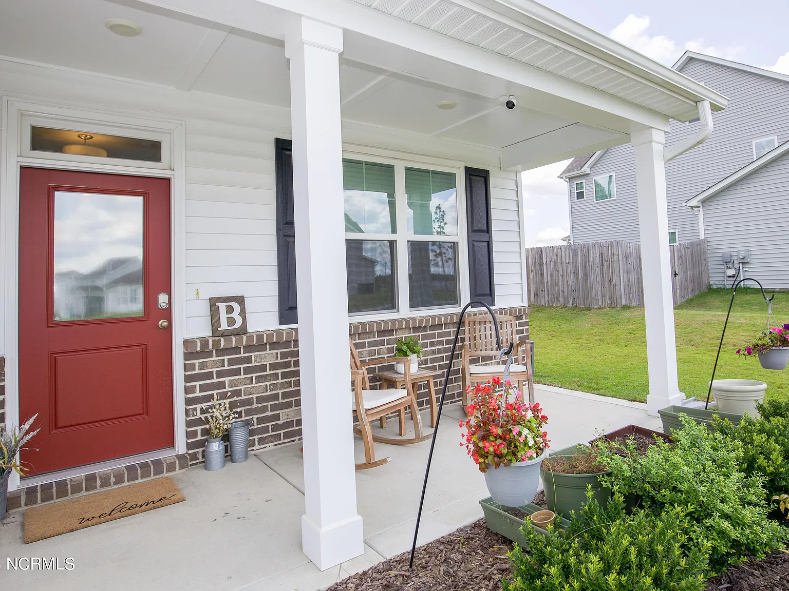 4 bed, 2.5 bath, 2363 sqft, $2,400 — Photo 3