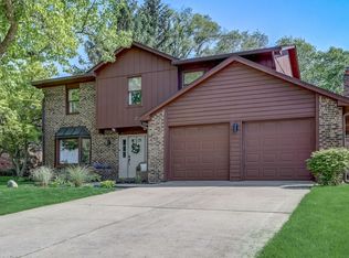 1521 Village Walk Dr, Zionsville, IN 46077
