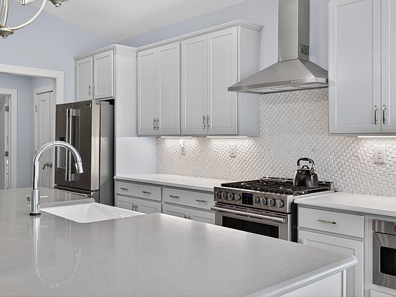 3rd image of 248 Squires Cir