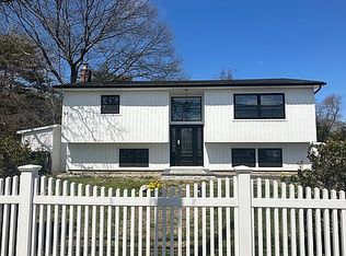 91 Washington Ave, Wheatley Heights, NY