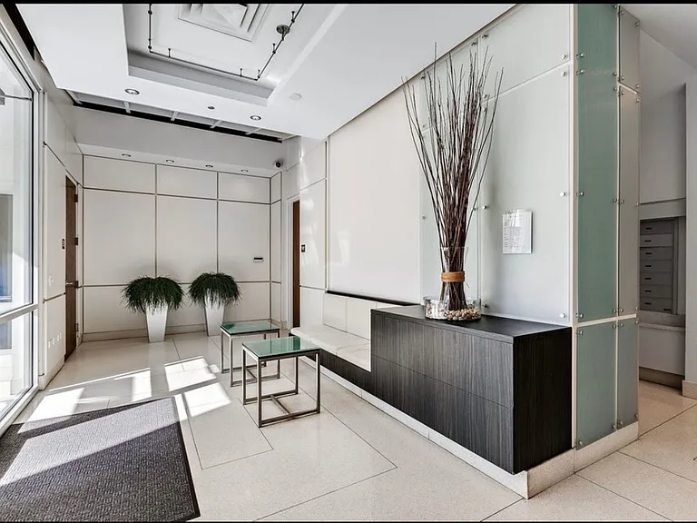 1819 S Michigan Ave #1002 — Photo 2
