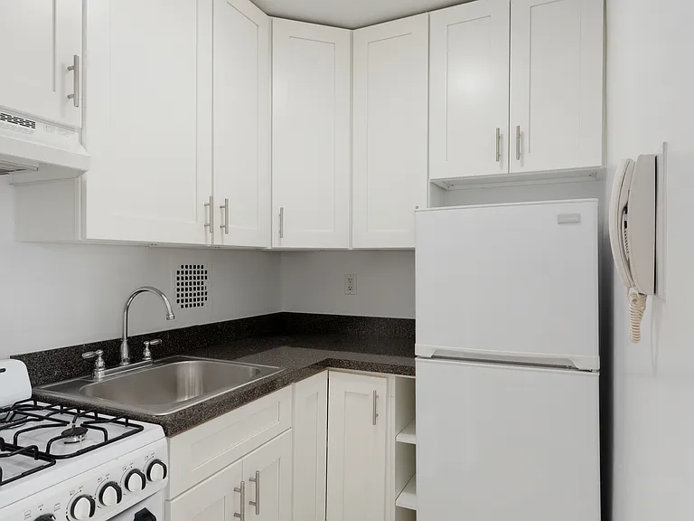 200 E 15th St #7J — Photo 9