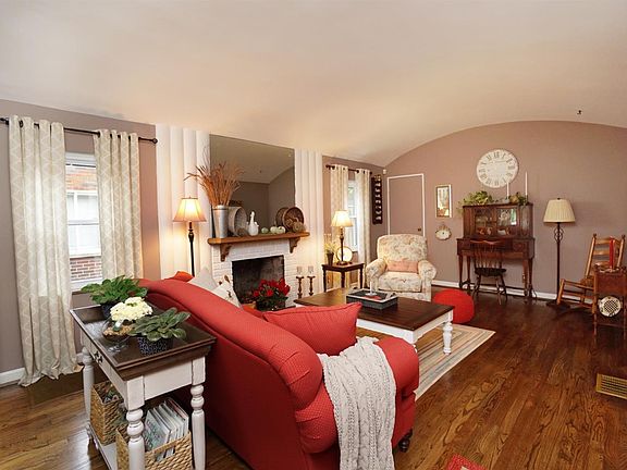5th image of 8053 Colette Ln