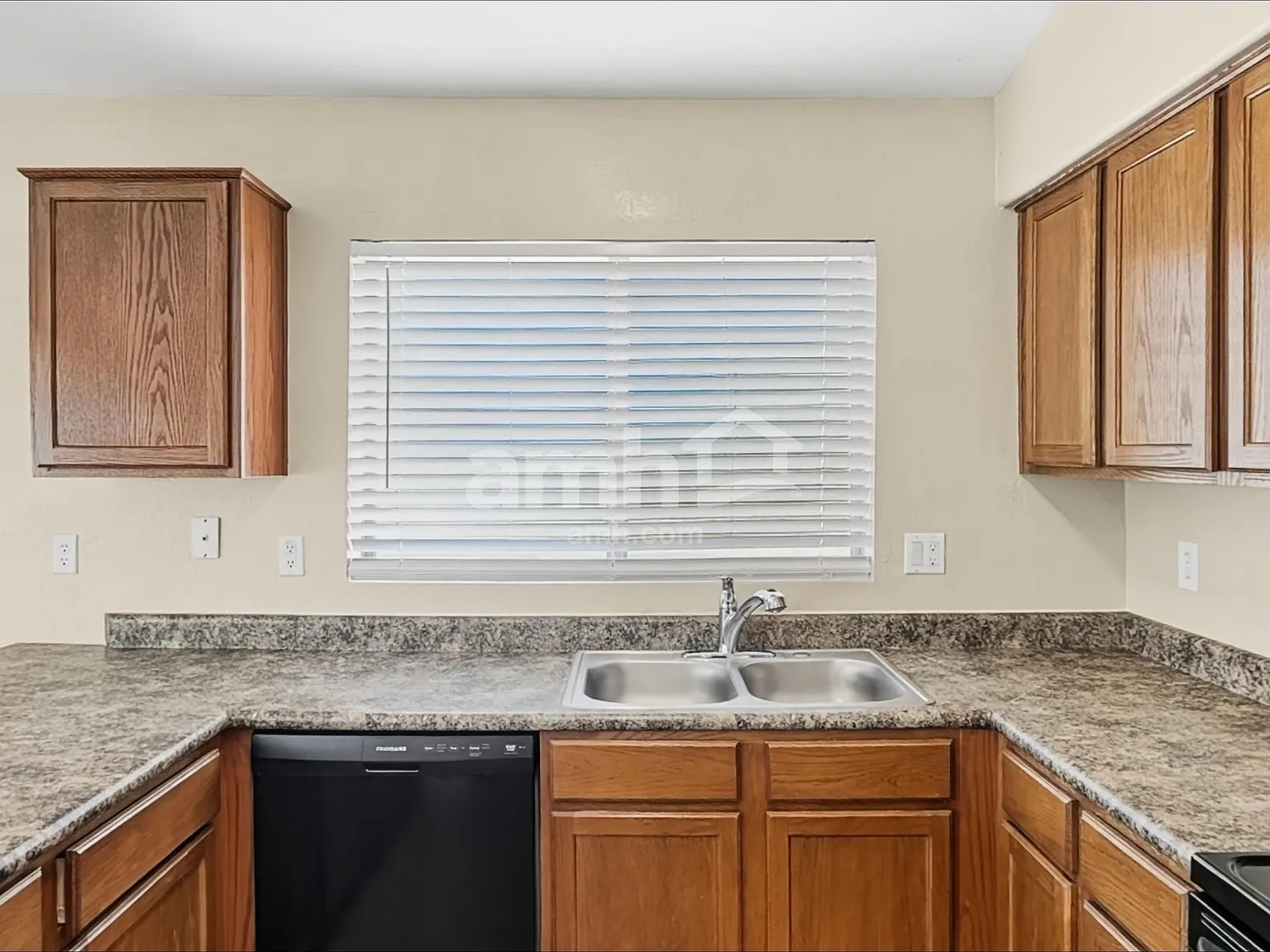 3 bed, 2.0 bath, 1864 sqft, $2,030 — Photo 4
