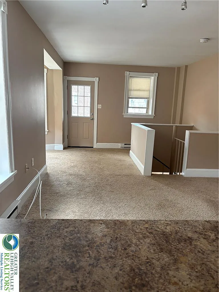 1 bed, 1.0 bath, 730 sqft, $1,300 — Photo 2
