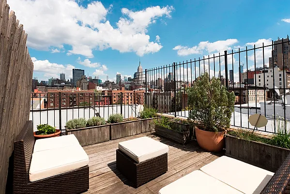 Sold by Level Group | media 31