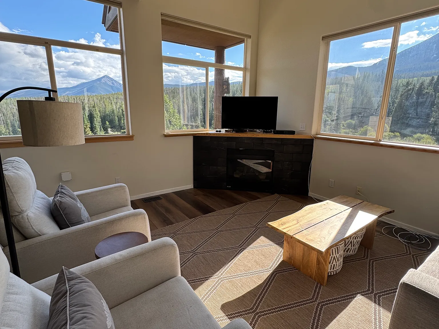 3 bed, 3.5 bath, 1755 sqft, $4,950 — Photo 3