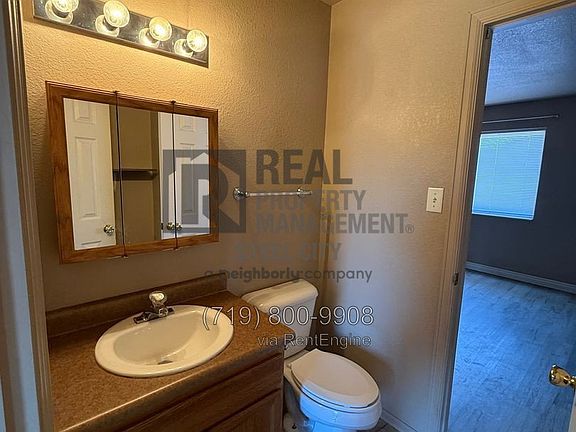 4th image of 996 S Palomar Dr