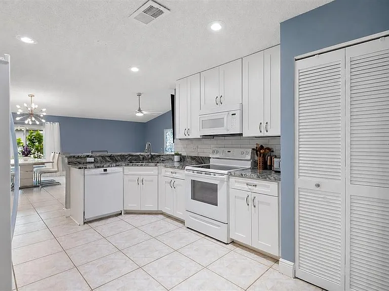713 Manchester Woods Dr — Photo 19