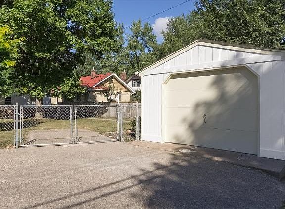 5th image of 3215 32nd Ave S