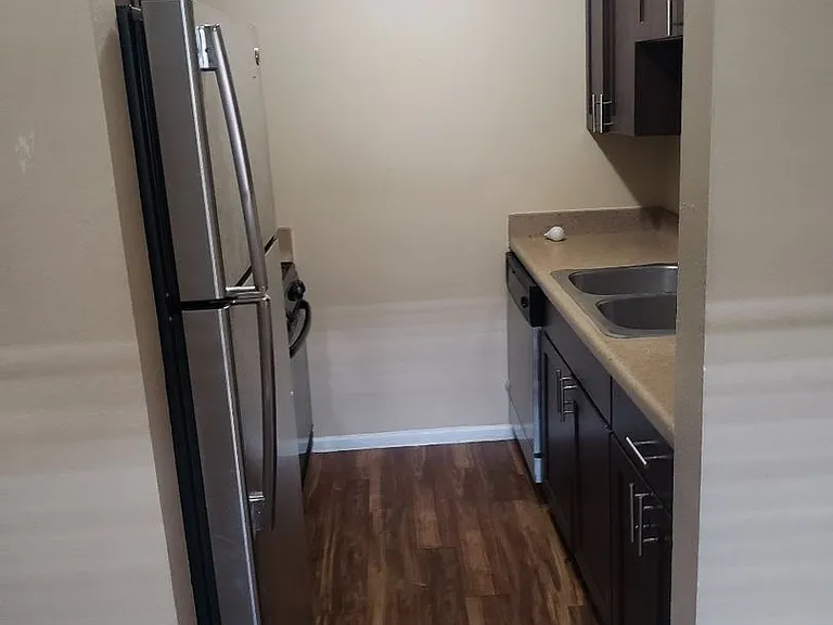 Robinson Manor Apartments — Photo 19
