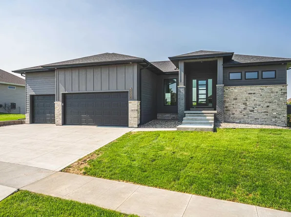 6330 Tiger Dr, Sioux City, IA 51106