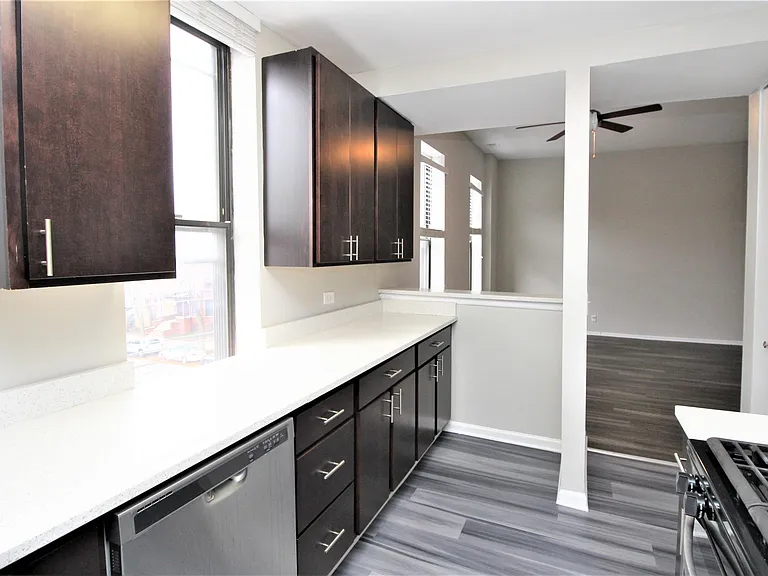 807 W Willow St #2D — Photo 4