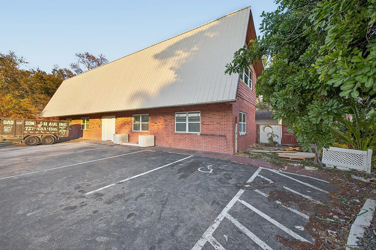 Building Photo - 321 SE Blvd N #2
