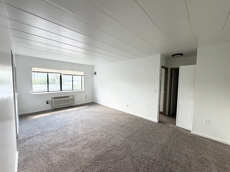 Riverview — Photo 10