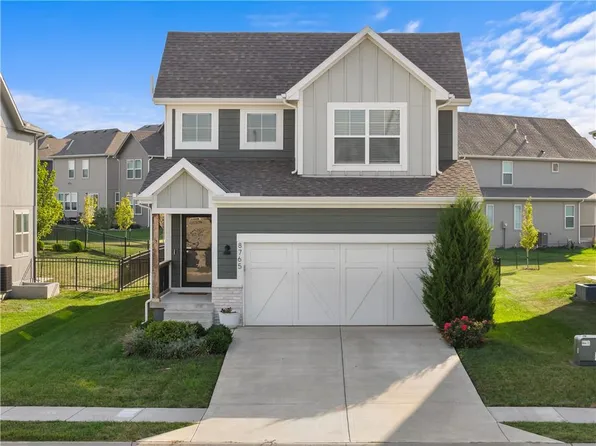 8765 SW Brickell Dr, Blue Springs, MO 64064