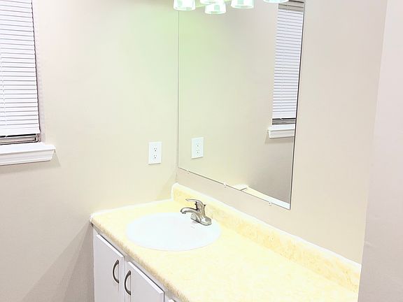 3rd image of 1008 Harris Dr