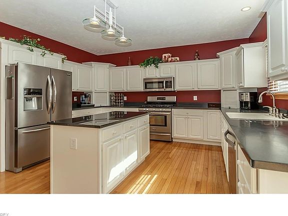 5th image of 158 Christine Ct