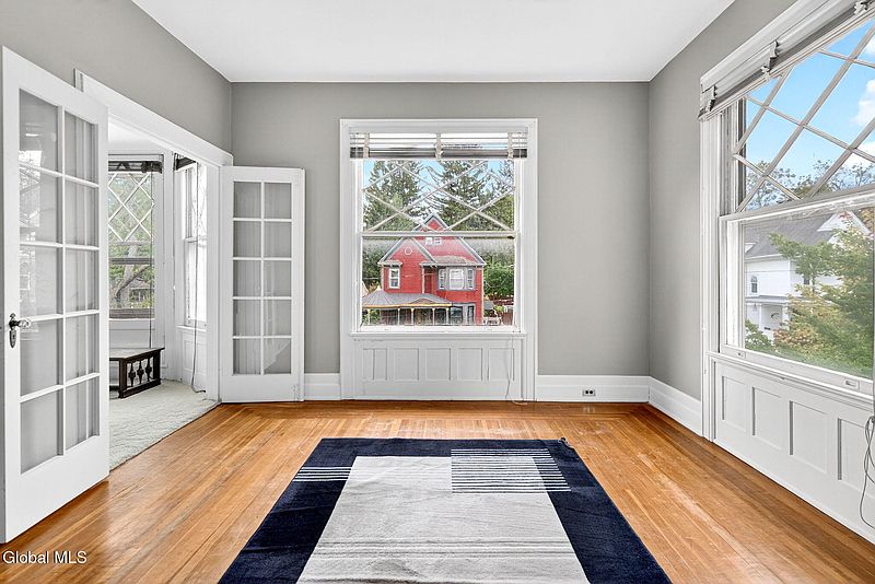 3rd image of 6 Hawthorne Avenue