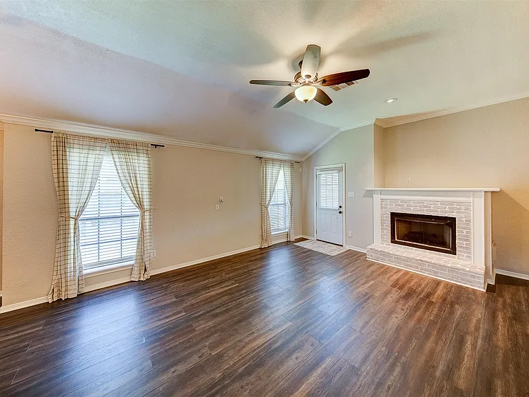 402 Live Oak Ln — Photo 7