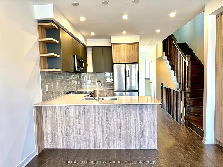 46 Green Gardens Blvd — Photo 3