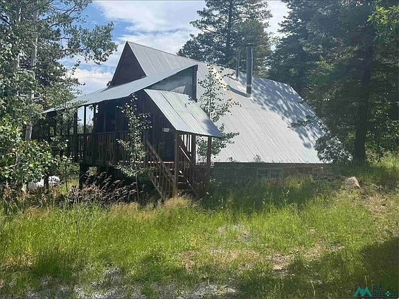 2nd image of 7 E Meadow Ln