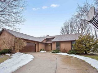 610 Rolling Green Dr, Green Bay, WI 54313