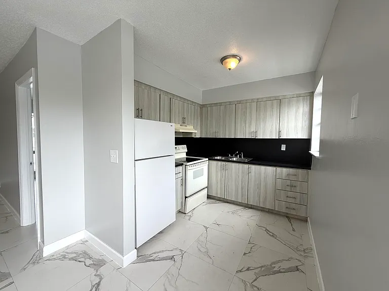 915 NE 8th St #202 — Photo 4