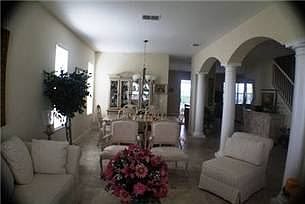 WHI5P1012SP-living-area