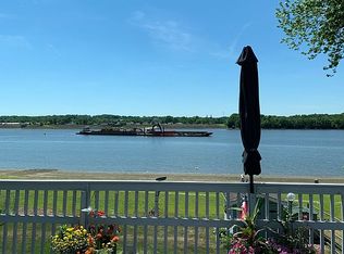 114 4th St, Fulton, IL 61252