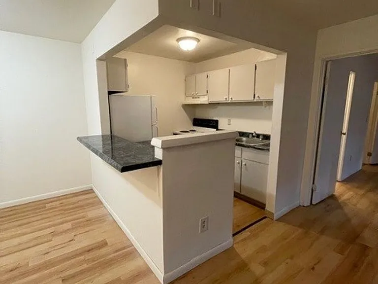 University Park Apartments near Cornell University — Photo 396