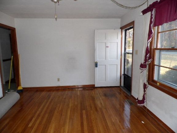 3rd image of 683 Murray Hill Ln
