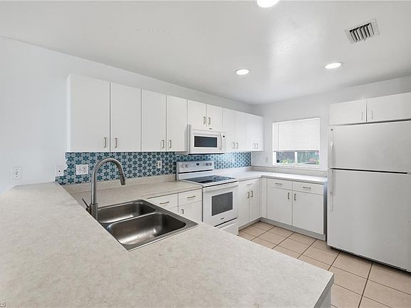 4th image of 202 SW 11th TER