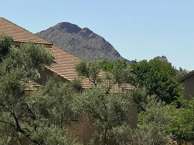 10 minutes from the famous Camelback Mountain!