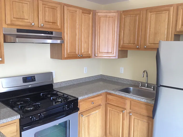 92 Pulaski St — Photo 3