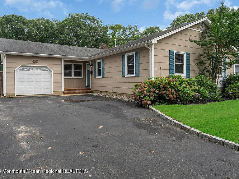 802 Laura Herbert Dr — Photo 1