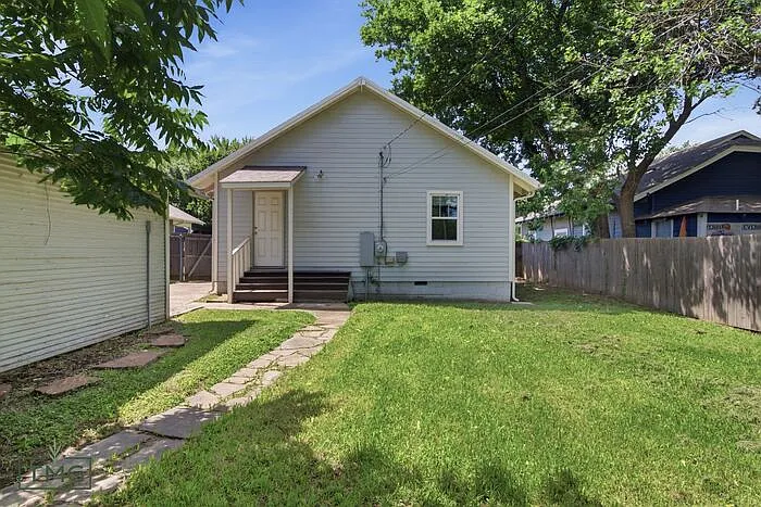 2635 E 8th St — Photo 30