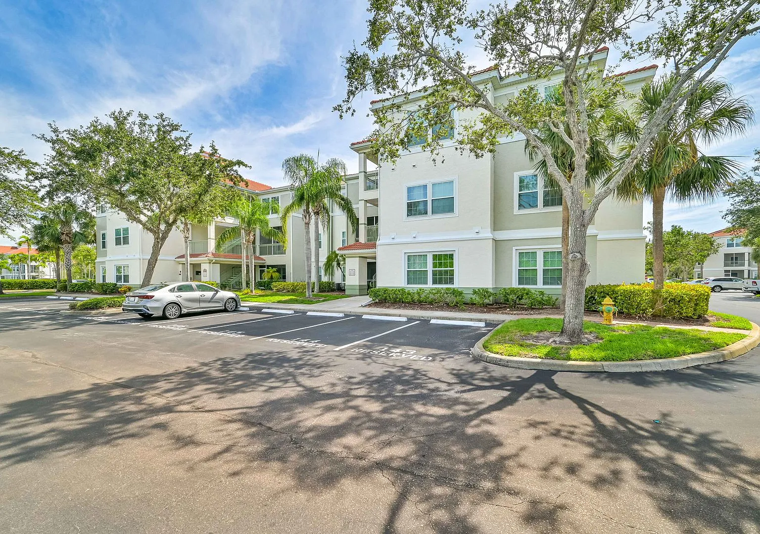 First Floor Condo ~ Walking Distance To Coconut Mall — Photo 2