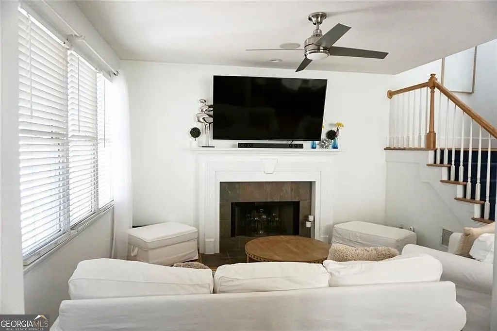 3 bed, 2.5 bath, 1600 sqft, $3,600 — Photo 2