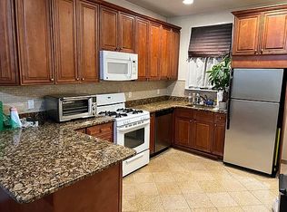 3423 33rd St, Astoria, NY 11106